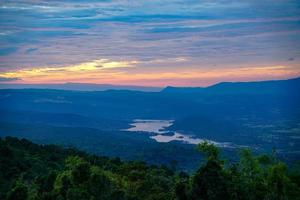 monte fuji al atardecer, provincia de loei, tailandia phu pa po es un popular destino turístico porque es similar al monte fuji en japón. foto