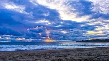 colorido atardecer dorado gran ola y playa puerto escondido mexico. foto