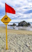 bandera roja prohibido nadar olas altas en puerto escondido mexico. foto