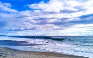 playa arena agua azul enorme surfista olas puerto escondido mexico. foto