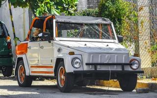 varios autos tuneados coloridos y autos antiguos clásicos de méxico. foto