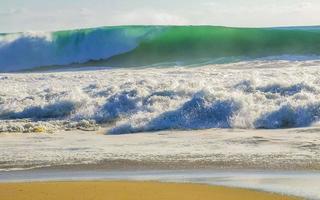 enormes olas de surfistas en la playa puerto escondido méxico. foto