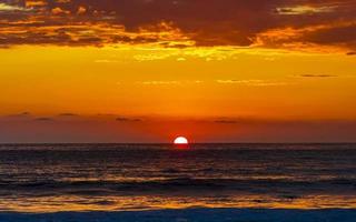 colorido atardecer dorado gran ola y playa puerto escondido mexico. foto