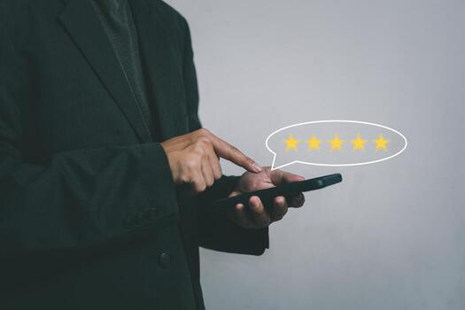 mano de hombre de negocios usando un teléfono inteligente y dar un icono de símbolo de cinco estrellas para la calificación de servicio de satisfacción de revisión de comentarios del producto. concepto de satisfacción. foto