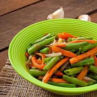 judías verdes salteadas con zanahorias, cebolla y ajo foto