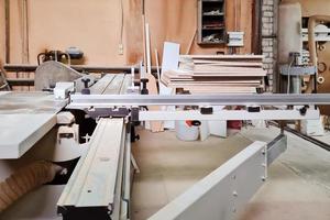 máquina de aserrar para trabajar la madera. producción de carpintería para madera. pequeños negocios. taller para la producción de productos de madera. foto