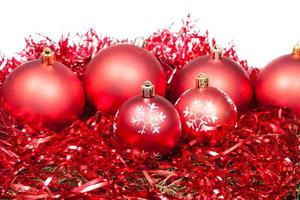 muchas bolas rojas de navidad y oropel aislado foto
