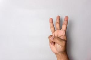 hombre mano número tres gesto. signo de mano número 3 aislado en blanco. señalando con el dedo foto