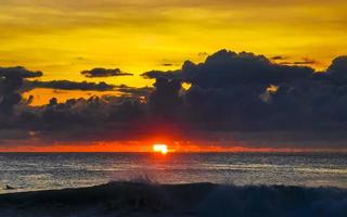 colorido atardecer dorado gran ola y playa puerto escondido mexico. foto