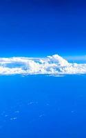 volando sobre las nubes con vista desde la ventana del avión. foto