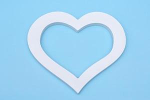 corazón blanco sobre un fondo azul foto