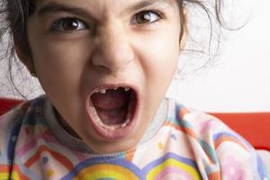 lleno de ira-retrato de niña pequeña con sentimiento iracundo foto