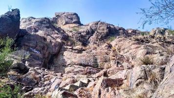 acantilado de la montaña de roca y cielo azul foto