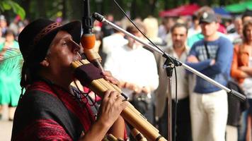 l'homme joue des instruments amérindiens video