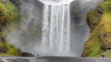 hd video av mörk, kraftfull vattenfall med massor av vatten spray.. skogafoss, i island. hd video, hdr