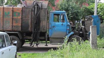 camion cassé sur une route rurale video