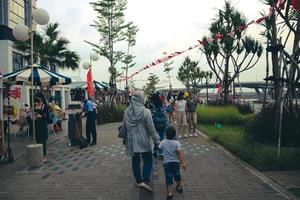 tangerang, java occidental, indonesia, 2022 - visitantes que visitan el área de cove batavia pik en la playa. foto