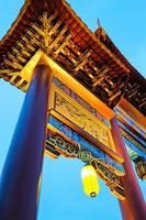 la puerta de entrada de pantjoran pik chinatown con fondo de cielo azul. foto