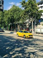 turquía en julio de 2022. tráfico alrededor de la carretera frente al parque vodafone. vodafone park es un estadio polivalente que alberga al besiktas jk. foto