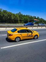 turquía en julio de 2022. este auto rojo está acelerando en la carretera en turquía. foto