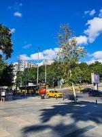 turquía en julio de 2022. tráfico alrededor de la carretera frente al parque vodafone. vodafone park es un estadio polivalente que alberga al besiktas jk. foto