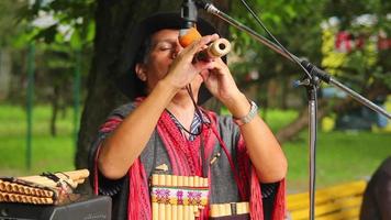 l'homme joue des instruments amérindiens video