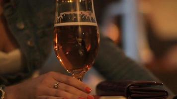 Dames wrijven haar vingers omhoog en naar beneden Aan glas. video