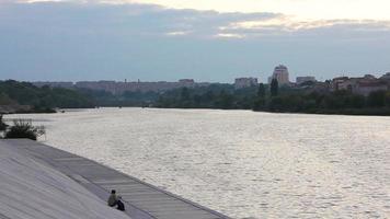 Fluss in der Stadt video