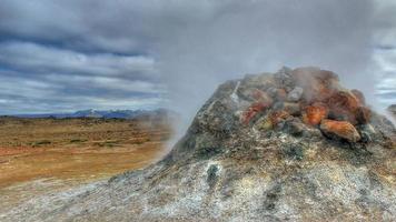 video de alta definición de un punto de acceso geotérmico humeante en myvatn, islandia. HDR, vídeo de alta definición