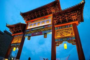 la puerta de entrada de pantjoran pik chinatown con fondo de cielo azul. foto