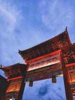 la puerta de entrada de pantjoran pik chinatown con fondo de cielo azul. foto