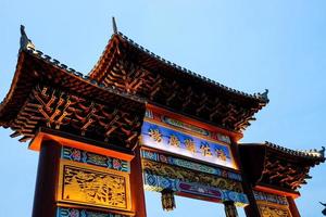 la puerta de entrada de pantjoran pik chinatown con fondo de cielo azul. foto