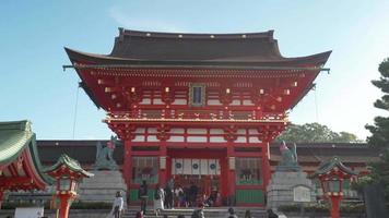 2019-11-23 fushimi, kyoto, japón. visitantes en la puerta principal del santuario fushimi inari taisha. video