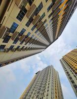 la arquitectura de un edificio de apartamentos en la ciudad de bekasi, java occidental. foto