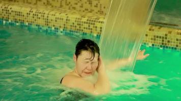 mujer en una pequeña piscina cubierta en la sauna video