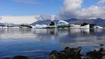video hd de icebergs en una laguna glaciar. en jokulsarlon, islandia. vídeo de alta definición