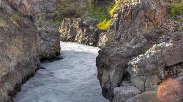 HD video di un' potente fiume nel Islanda. hdr, HD video