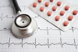 estetoscopio en electrocardiograma con droga, onda cardíaca, ataque cardíaco, informe de cardiograma. foto