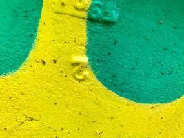 la textura es brillante y colorida. una piedra de color amarillo con un tinte verde. sobre la textura, los números invertidos están estampados con fuerte presión. fondo natural brillante foto