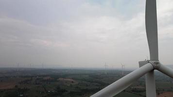 förnybar kraft generation turbin på en bred fält med bergen i de bakgrund. video