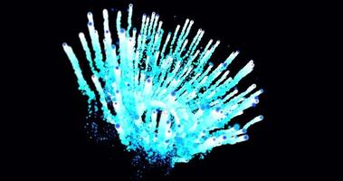 abstraktes Animationsbewegungsdesign mit einer wunderschönen Explosion von Feuerwerkskörpern, blauer Eisgruß mit einem hell leuchtenden magischen Energieeffekt des Rauchs auf schwarzem Hintergrund in hoher Auflösung 4k video