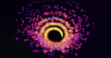 conception de mouvement d'animation abstraite avec un magnifique tourbillon d'entonnoir violet de particules d'effet d'énergie magique de fumée rougeoyante brillante sur fond noir en haute résolution 4k video