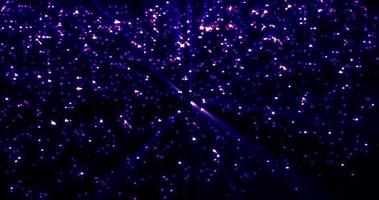 helder lichtgevend glimmend Purper mooi mysterieus strass ster deeltjes Aan een zwart achtergrond. abstract achtergrond, inleiding, video in hoog kwaliteit 4k