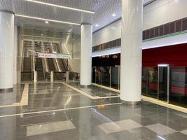 Subte con mayor seguridad. nuevas estaciones de metro con sistema de no apertura de puertas. doble seguridad, puertas automáticas antes de entrar al tren. grandes columnas blancas en la estación de metro foto