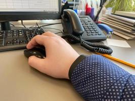 trabajo de cuello blanco - hombre que trabaja con una computadora de escritorio en la oficina primer plano de la mano haciendo clic en el mouse foto