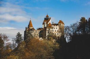 castillo de bran en transilvania, uno de los castillos medievales más famosos del mundo. Bram Stoker usó la fortaleza para la novela Drácula y el castillo de Bran como su residencia. foto