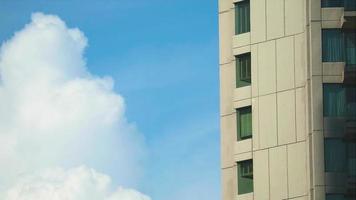 Fenster und Teil des Gebäudes mit blauer himmelweißer Wolke, die sich im Zeitraffer bewegt video