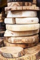 mercado con tablas de cortar de madera de varios tipos de madera: haya, roble, pino, abeto, fresno, tilo productos caseros para cocinar foto