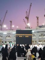 makkah, arabia saudita, 2022 - peregrinos musulmanes en la kaaba en la mezquita haram de la meca, arabia saudita. foto