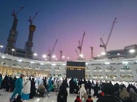 makkah, arabia saudita, 2022 - peregrinos musulmanes en la kaaba en la mezquita haram de la meca, arabia saudita. foto